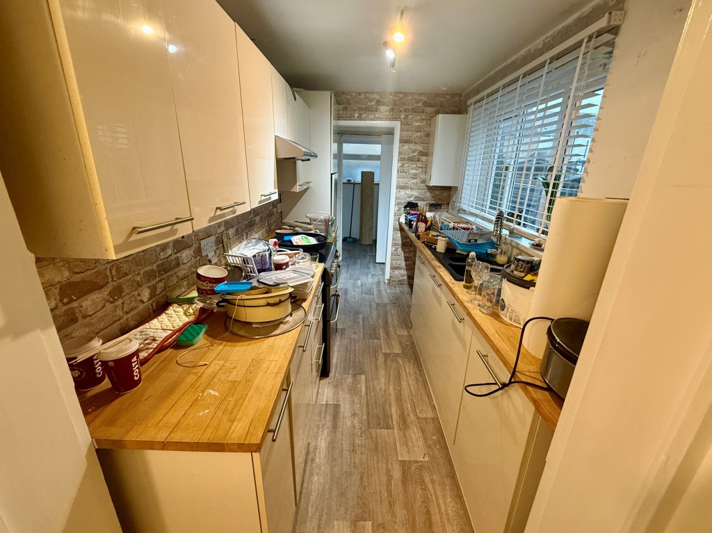 Lot: 34 - FOUR-BEDROOM HOUSE FOR IMPROVEMENT - Kitchen